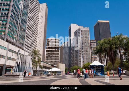 RIO DE JANEIRO, BRASILIEN - 21. FEBRUAR 2015: Carioca Platz in der Innenstadt von Rio de Janeiro. Normalerweise beschäftigt und voller Menschen, heute ist es leer. Stockfoto