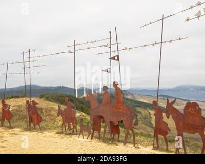 Lebensgroße schmiedeeiserne Pilger-Denkmal von Vicente Galbete errichtet von Die Freunde des Weges von Navarra im Jahr 1996 Der Berg der Vergebung - Alto d Stockfoto