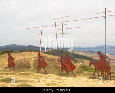 Lebensgroße schmiedeeiserne Pilger-Denkmal von Vicente Galbete errichtet von Die Freunde des Weges von Navarra im Jahr 1996 Der Berg der Vergebung - Alto d Stockfoto