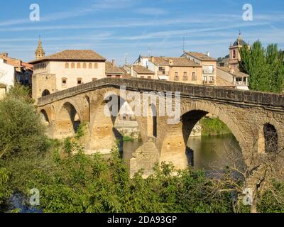 Im 11. Jahrhundert die romanische Brücke über den Arga ist eines der Wahrzeichen der Jakobsweg - Puente La Reina, Navarra, Spanien Stockfoto