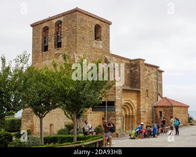 Die Pilger genießen eine wohlverdiente Pause auf dem Camino in der Kirche San Andrés (Iglesia) - Zariquiegui, Navarra, Spanien Stockfoto