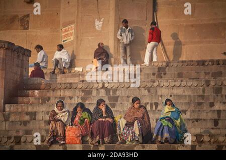 Varanasi, Indien, Januar 2008. Eine Gruppe von Frauen, die in einem Ghat am Ganges-Fluss sitzen. Stockfoto