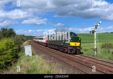 Lokomotiven Dienste der Baureihe 37 Lokomotive 37521, die das Semaphore-Signal passiert In Hellifield mit dem Touristenzug 'Staycation Express' Stockfoto