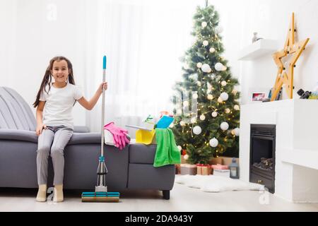 Kleine Haushaltsführung Fee Mädchen zu Hause arbeiten Stockfoto