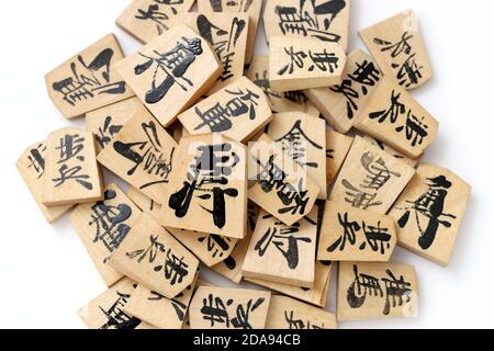 Japanische Shogi Stücke und Sensu auf weißem Hintergrund, Shogi ist japanisches Schach. Wort, das w ist Stockfoto