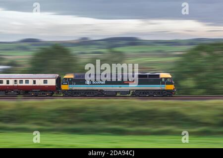 ScotRail Baureihe 47 Lokomotive 47712 Lady Diana Spencer schleppt die 'Staycation Express' Zug mit Geschwindigkeit auf dem Settle nach Carlisle Bahnstrecke Stockfoto