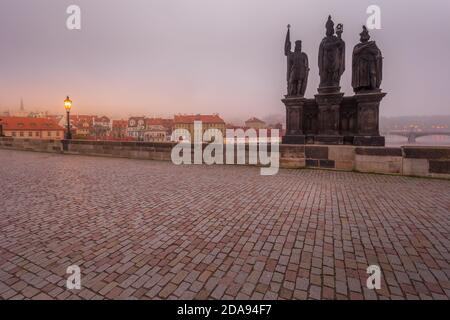 Herbstdämmerung im historischen Prag an der Karlsbrücke über der Moldau. Prag, ENESCO-Denkmal, Tschechische Republik
