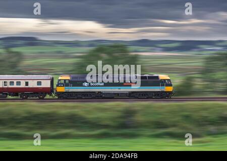 ScotRail Baureihe 47 Lokomotive 47712 Lady Diana Spencer schleppt die 'Staycation Express' Zug mit Geschwindigkeit auf dem Settle nach Carlisle Bahnstrecke Stockfoto