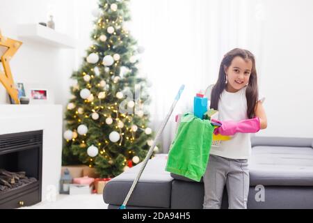 Kleine Haushaltsführung Fee Mädchen zu Hause arbeiten Stockfoto