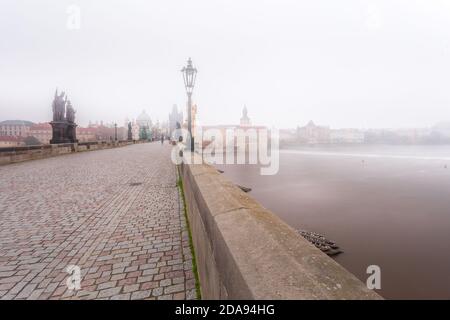 Herbstdämmerung im historischen Prag an der Karlsbrücke über der Moldau. Prag, ENESCO-Denkmal, Tschechische Republik Stockfoto