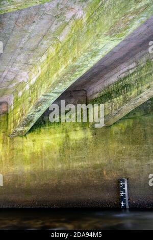 Hochwasseranzeige unter der Brücke im Pisgah National Forest, in der Nähe von Brevard, North Carolina, USA Stockfoto
