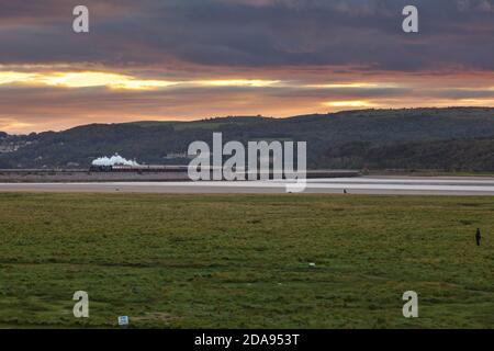 Black 5 Dampflokomotive 45231 die Sherwood Forrester überquert Arnside Viadukt, Cumbria mit einem Hauptdampfcharterzug Stockfoto