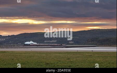 Black 5 Dampflokomotive 45231 die Sherwood Forrester überquert Arnside Viadukt, Cumbria mit einem Hauptdampfcharterzug Stockfoto