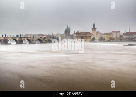 Herbstdämmerung im historischen Prag an der Karlsbrücke über der Moldau. Prag, ENESCO-Denkmal, Tschechische Republik Stockfoto