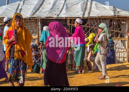 Kinder kommen aus einer religiösen Schule in Kutupalong Rohingya Camp in Coxs Bazar, Bangladesch. Das Foto wurde im November 2017 aufgenommen Stockfoto