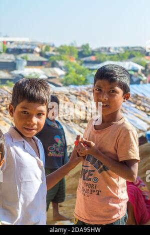 COX'S BAZAR, BANGLADESCH - 25. NOVEMBER 2017: Rohingya muslimische Flüchtlingskinder im Camp Learning Center. Stockfoto