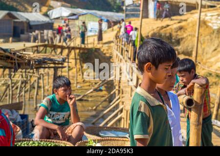 COX'S BAZAR, BANGLADESCH - 25. NOVEMBER 2017: Rohingya muslimische Flüchtlingskinder auf dem Lagermarkt in der Nähe des Lernzentrums. Stockfoto