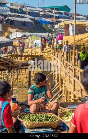 COX'S BAZAR, BANGLADESCH - 25. NOVEMBER 2017: Rohingya muslimische Flüchtlingskinder auf dem Lagermarkt in der Nähe des Lernzentrums. Stockfoto