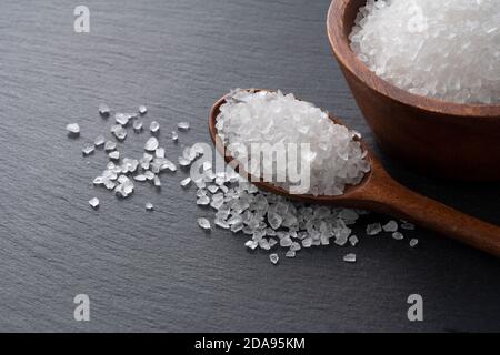 Himalaya-Steinsalz auf einem schwarzen Hintergrund mit Raum platziert Stockfoto