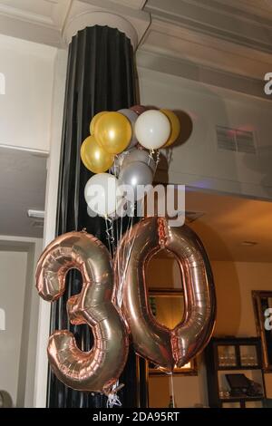 Goldene Zahl 30 dreißig aus aufblasbaren Luftballons Stockfoto