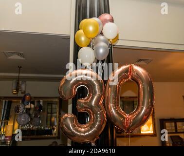 Goldene Zahl 30 dreißig aus aufblasbaren Luftballons Stockfoto