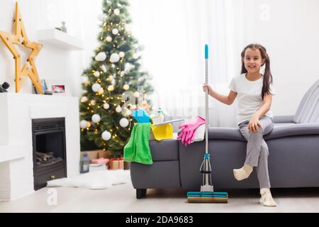 Kleine Haushaltsführung Fee Mädchen zu Hause arbeiten Stockfoto