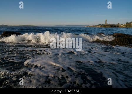 Das "Bleistift" Denkmal zur Erinnerung an die Schlacht von Largs, die etwas mehr als 1 Meile (1.6 km) südlich des Largs Stadtzentrum steht. Stockfoto