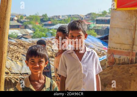 COX'S BAZAR, BANGLADESCH - 25. NOVEMBER 2017: Rohingya muslimische Flüchtlingskinder im Camp Learning Center. Stockfoto