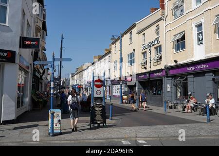 Fußgängerzone Einkaufsstraße in Porthcawl Wales Großbritannien. Walisische Küstenort Stockfoto