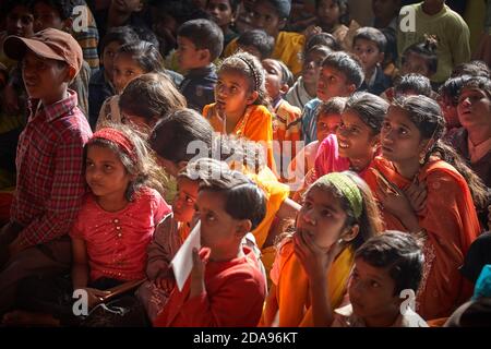 Varanasi, Indien, Januar 2008. Eine Gruppe von Kindern schaut sich eine Show an. Stockfoto