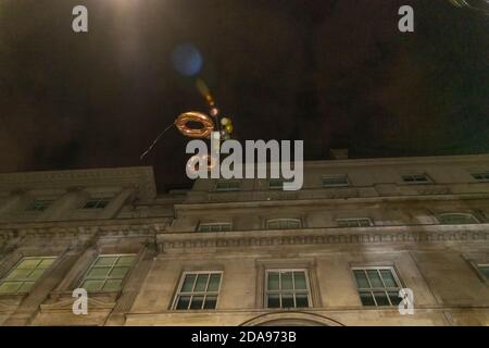 Goldene Zahl 30 dreißig aus aufblasbaren Luftballons fliegen weg In der Luft Stockfoto