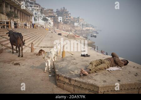 Varanasi, Indien, Januar 2008. Ein Mann schläft in einem Ghat am Ganges. Stockfoto