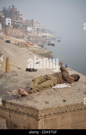 Varanasi, Indien, Januar 2008. Ein Mann schläft in einem Ghat am Ganges. Stockfoto