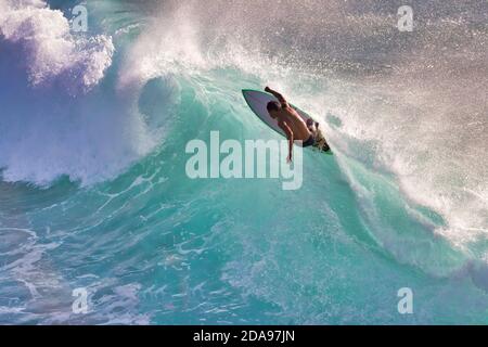 Harte Aufladung junge Surfer in Silhouetten auf einer frenetischen Welle auf Maui. Stockfoto