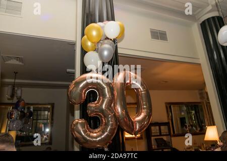 Goldene Zahl 30 dreißig aus aufblasbaren Luftballons Stockfoto