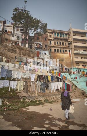 Varanasi, Indien, Januar 2008. Ghat voll von Laken trocknen auf dem Boden. Stockfoto