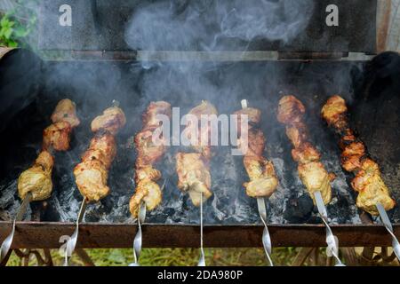 Gegrilltes Hähnchenfleisch Schisch Kebab auf Spieße im Freien. Stockfoto