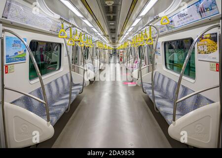 Seoul, Südkorea-November 2020: Im Zug an der U-Bahn-Linie Seoul 9. Stockfoto