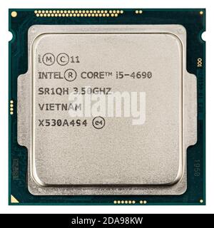 CPU Intel Core i5-4690 (Central Processing Unit) Mikrochip, isoliert auf weißem Hintergrund Stockfoto