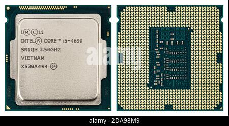 CPU Intel Core i5-4690 (Central Processing Unit) Mikrochip, isoliert auf weißem Hintergrund Stockfoto