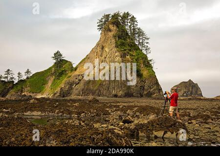 WA18012-00...WASHINGTON - professioneller Fotograf, Tom Kirkendall, der Gezeitenbecken am Wildnisküstenabschnitt des Olympic National Park fotografiert. Stockfoto