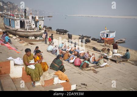 Varanasi, Indien, Januar 2008. Eine Gruppe von Pilgern, die in einem Ghat am Ganges ein Opfer darbringen. Stockfoto