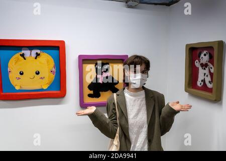 NEW YORK, NY - 11. NOVEMBER 2020: Die Künstlerin Stefany Lazar besucht ihre Ausstellung 'Stuffed Animals and Princess Peach' in der Love Gallery in New York City. Stockfoto