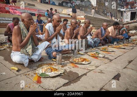 Varanasi, Indien, Januar 2008. Eine Gruppe von Pilgern, die in einem Ghat am Ganges ein Opfer darbringen. Stockfoto