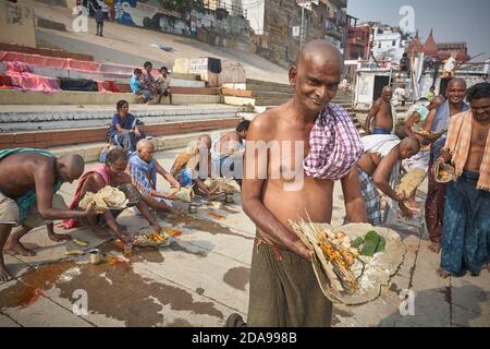 Varanasi, Indien, Januar 2008. Eine Gruppe von Pilgern, die in einem Ghat am Ganges ein Opfer darbringen. Stockfoto