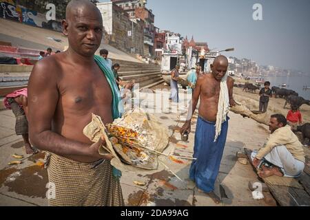 Varanasi, Indien, Januar 2008. Eine Gruppe von Pilgern, die in einem Ghat am Ganges ein Opfer darbringen. Stockfoto