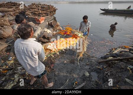 Varanasi, Indien, Januar 2008. Feuerbestattung in Manikarnika, dem wichtigsten brennenden Ghat in der Stadt. Stockfoto