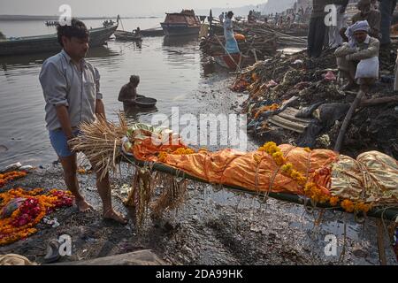 Varanasi, Indien, Januar 2008. Feuerbestattung in Manikarnika, dem wichtigsten brennenden Ghat in der Stadt. Stockfoto