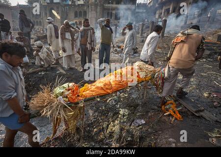 Varanasi, Indien, Januar 2008. Feuerbestattung in Manikarnika, dem wichtigsten brennenden Ghat in der Stadt. Stockfoto