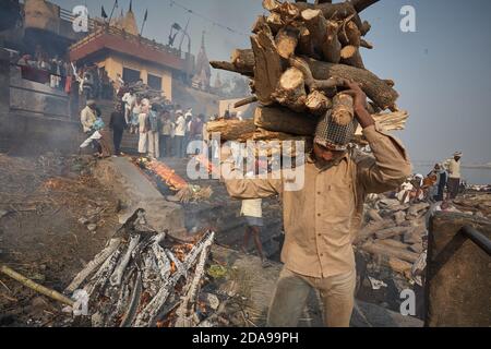 Varanasi, Indien, Januar 2008. Feuerbestattung in Manikarnika, dem wichtigsten brennenden Ghat in der Stadt. Stockfoto